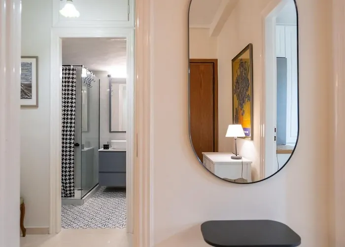 Modern Bay * Calamata